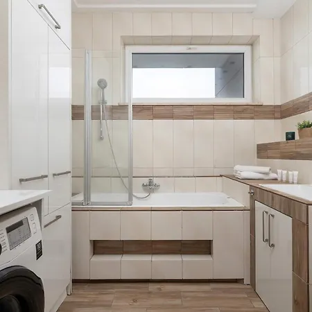 Air-conditioned Two Bedroom Family By Renters *